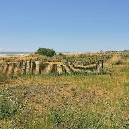 Lägenhet Bright Flat Near The Beach-beahost